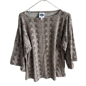 DIANE GILMAN WOMEN’S SNAKE SKIN PRINT  3/4 TAB SLEEVE TOP WITH WIDE ARMS SIZE XS